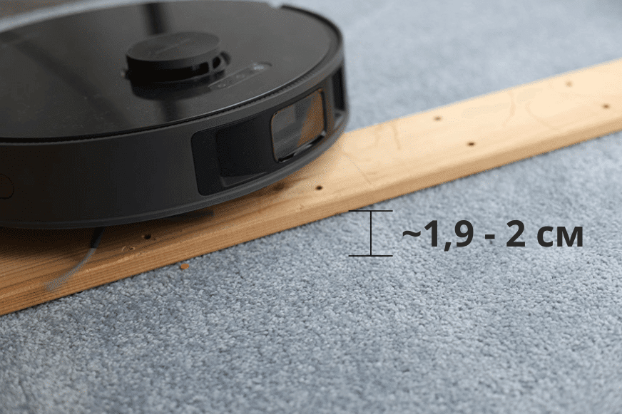 Der Dreame L10s Pro überfährt ein höheres Hindernis im Test.